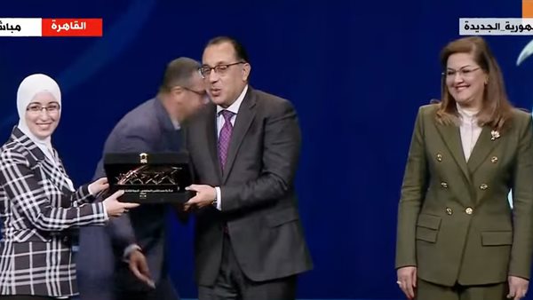 رئيس الوزراء يسلم