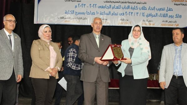 كلية الآداب بجامعة