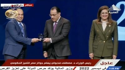 الفائز بالمركز الثاني بجائزة التميز الحكومي: الأزهر يعمل على تطوير مهارات المعلمين والموظفين 