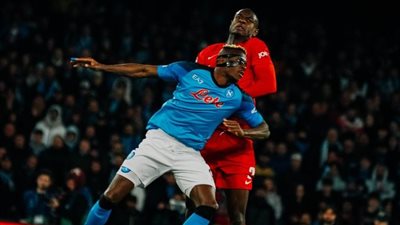 نابولي ينهي الشوط الأول بهدف في الدقائق الأخيرة ضد آينتراخت بدوري أبطال أوروبا