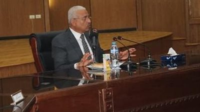 محافظ السويس يوجه بتكثيف الوجود المروري على الطرق المؤدية للشواطئ والقرى السياحية