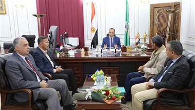 نائب محافظ المنيا يبحث آليات توزيع كراتين المواد الغذائية على الأسر الأولى بالرعاية