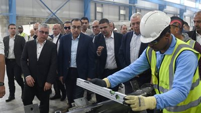 مدبولي يتفقد مصنع شركة السويدي الوطنية للصناعات والمشروعات الهندسية