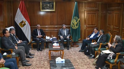 محافظ القليوبية يناقش آلية تنفيذ مشروع إدارة تلوث الهواء بالقاهرة الكبرى