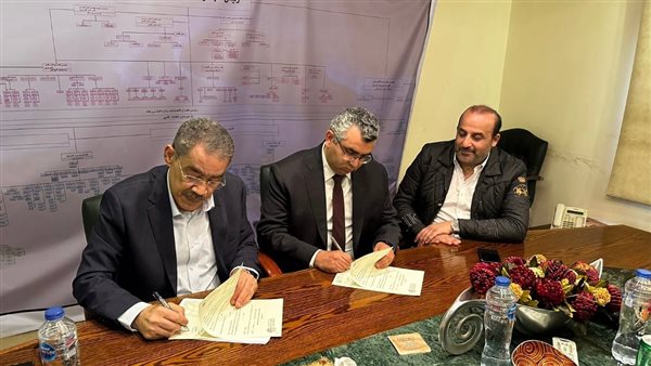 جانب من التوقيع 