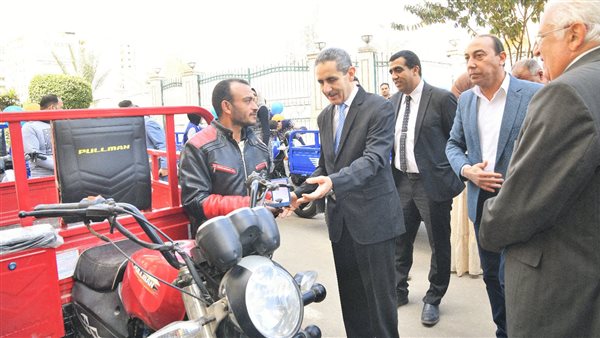 محافظ الغربية يسلم