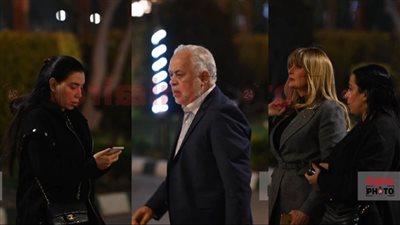 يسرا وأشرف زكي وسوسن بدر يقدمون واجب العزاء في والد سامح عبد العزيز