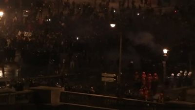 مظاهرات عارمة في باريس احتجاجًا على تمرير قانون التقاعد.. والشرطة تتدخل