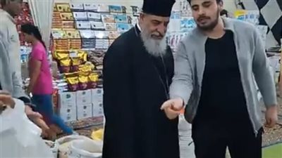 عادة سنوية.. راعي الكنيسة الكاثوليكية بالبحر الأحمر يجهز شنط رمضان لتوزيعها على المحتاجين | بث مباشر