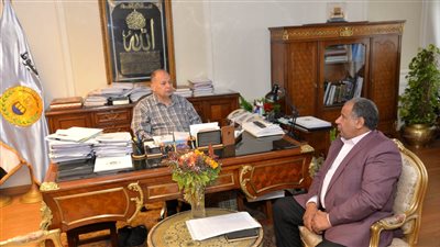 محافظ أسيوط يناقش استعدادات التموين لشهر رمضان الكريم