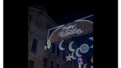 رمضانيات لندن│ بعد سبيكة الذهب المرسومة عليها الكعبة.. شوارع بريطانيا تتزين بزينة رمضان