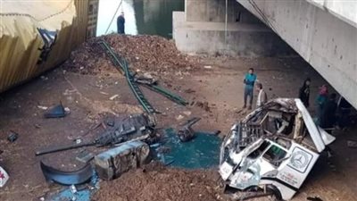 إصابة سائق إثر سقوط سيارة نقل من أعلى كوبري دفرة - كفر الزيات بالغربية