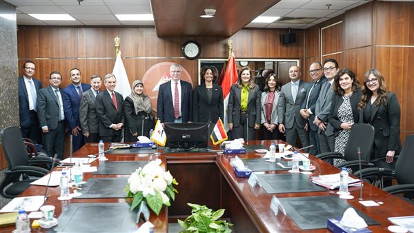 وزيرة التخطيط تناقش