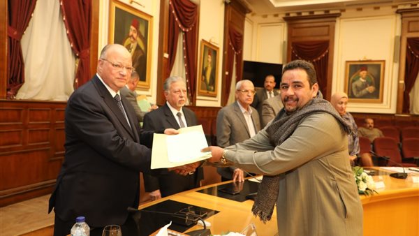 محافظ القاهرة يسلم