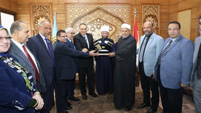 هدايا تذكارية ومجسم لـ الكعبة.. محافظ الشرقية وأسامة الأزهري يزوران كلية أصول الدين بالزقازيق
