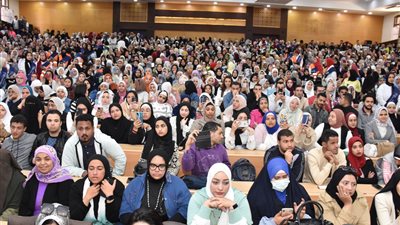 وسط حضور طلابي كبير.. الداعية مصطفى حسنى في ندوة حوارية بـ جامعة عين شمس | صور 