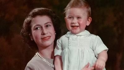 نتمنى عيدًا خاصًا.. الملك تشارلز يحتفل بأول عيد أم بدون الملكة إليزابيث ويشارك صورة له من الطفولة