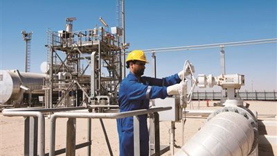 النفط يغلق على ارتفاع وسط توقعات بنقص المعروض