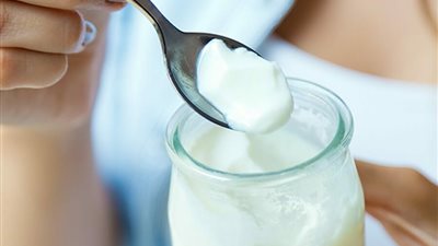 طريقة عمل الزبادي في البيت باللبن البودرة.. أوفر من اللبن الطبيعي