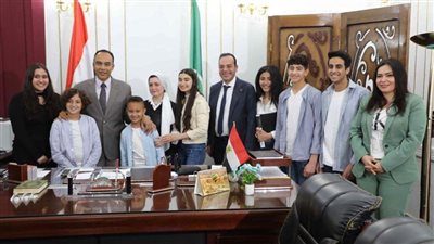نائب محافظ المنيا يلتقي عددا من الطلاب قبيل زيارتهم للمشروعات القومية 