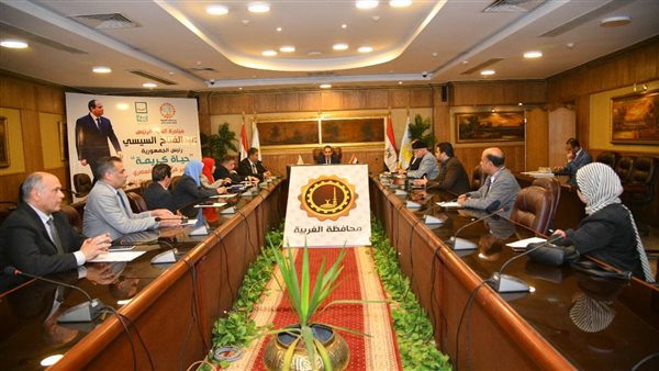 محافظ الغربية يناقش