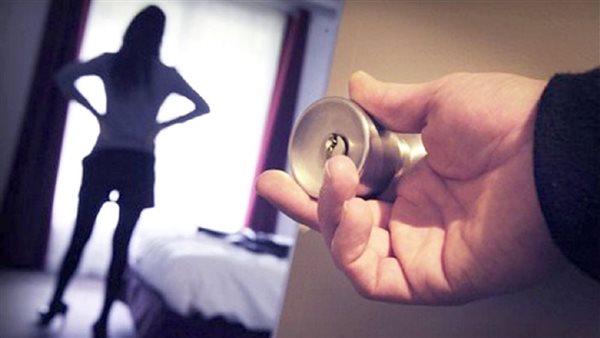 سيدة تبتز شخصا