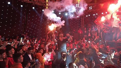 بالشماريخ.. رقص هيستيري لـ إمام عاشور احتفالًا بزفافه بين أبناء بلدته بالدقهلية | صور