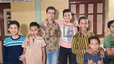 عملوا حصالة.. عدد من الأطفال يزينون الشوارع من مصروفهم الخاص قبل رمضان بسوهاج | صور