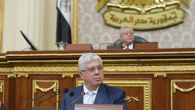 برلماني يطالب وزير التعليم العالي بتفعيل قرار الحكومة بتعيين أوائل الجامعات