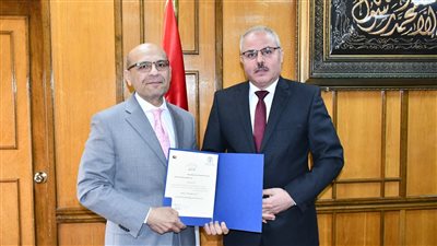 رئيس جامعة قناة السويس يصدر قرارًا بتكليف الدكتور أحمد أنور مديرًا تنفيذيًا للمستشفيات الجامعية 