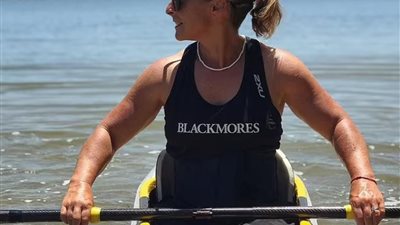 وقعت من 6 أمتار وأصيبت بشلل.. أم لثلاثة أطفال تنجح في أن تكون بطلة العالم لركوب الأمواج