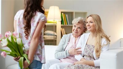 استشاري صحة نفسية: يجب تقديم الهدايا للسيدات اللاتي لم يُرزقن بأطفال