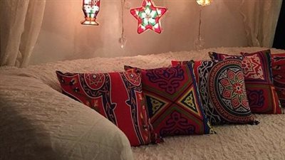 كيفية عمل زينة رمضان للبيت باستخدام ورق الكرتون.. صور وأفكار مبهجة