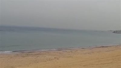 تحولت للون الأخضر.. انحسار مياه البحر مجددًا بشواطئ الإسكندرية | بث مباشر