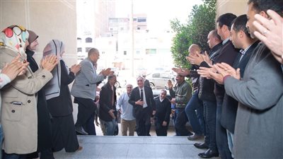 عاملون ينظمون ممرا شرفيا لرئيس محكمة جنوب دمنهور بعد تكريمه من وزير العدل