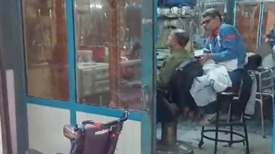 مدام إيدي وباقي جسمي بيتحرك لازم أنزل أشتغل.. حلاق ببورسعيد يعمل على كرسي متحرك: بسعى علشان ولادي| بث مباشر 