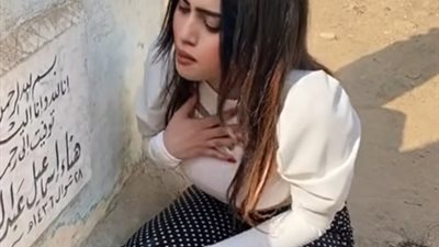 بأغانٍ شعبية | فيديو فتاة تغني أمام المقابر يثير الغصب على السوشيال ميديا.. والمتابعون: فين أيام ماكنا بنقرأ الفاتحة