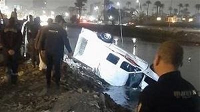 انتشال جثة شخص سقطت به سيارة في ترعة المريوطية | صور