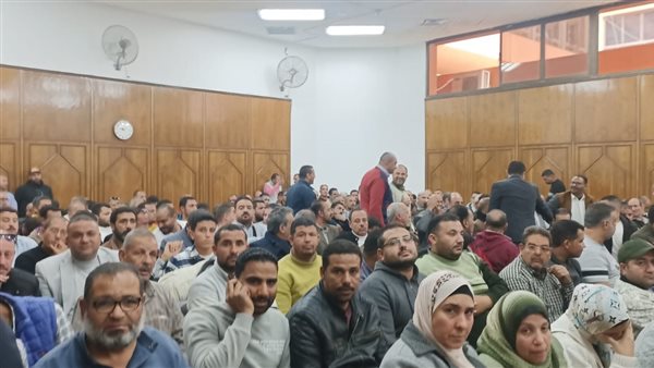 المطالبون بوقف الرسوم