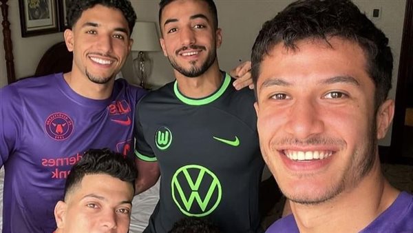 إمام عاشور مع لاعبي