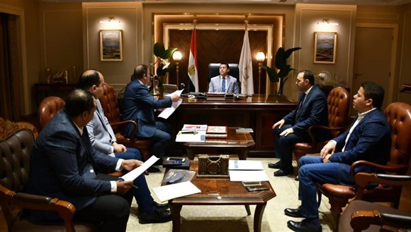 أشرف صبحي يستعرض