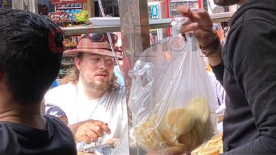 سائحون يقبلون على شراء الكنافة والقطايف وسط توافد أهالي الأقصر في أول أيام رمضان