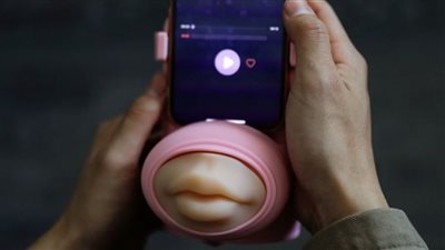 شركة صينية تخترع آلة للتقبيل عن بعد │ صور