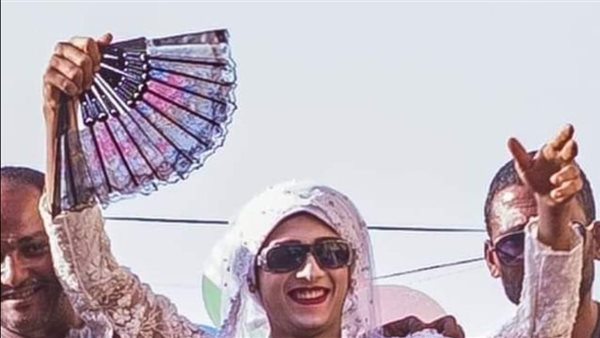 شاب بفستان زفاف بشوارع