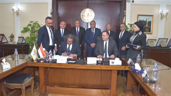 جانب من التوقيع 