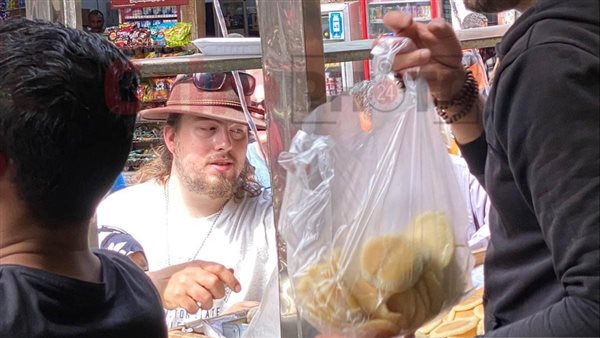 سائحون يقبلون على