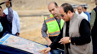 الرئيس السيسي يجري جولة تفقدية لعدد من الطرق والمحاور بالقاهرة الكبرى