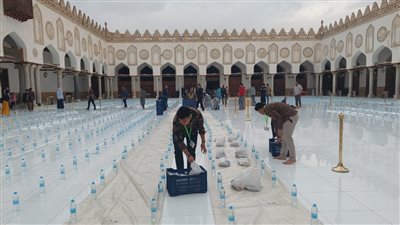 من أكثر من 100 دولة.. الطلاب الوافدون يشاركون في تجهيزات الإفطار الجماعي بالجامع الأزهر