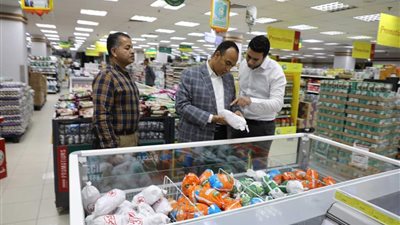 نائب محافظ المنيا يتفقد عددا من السلاسل التجارية لمتابعة توافر السلع وضبط أسعارها