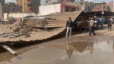 انهيار تندة موقف دكرنس فوق السيارات بسبب الطقس السيئ